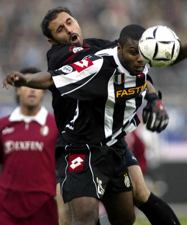 意大利队防守依旧稳固（意大利后防依然稳健）