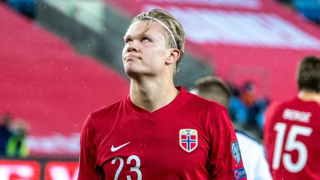 迪乌夫：过去我从没踢过右路，但只要能帮助球队我都愿意去做（迪乌夫：从未司职右路，但为球队我愿意尝试）