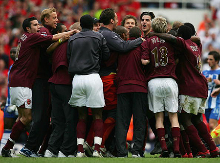 U22国家队走进成都实验小学西区分校，黄博文、于大宝等人与师生互动（U22国足走进成都实验小学西区，黄博文、于大宝等与师生面对面交流）