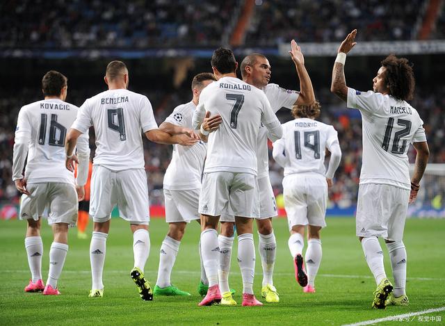 被拍到手上有“美甲”，汪士钦社媒收到网友大量攻击性评论（手部“美甲”照曝光，汪士钦社媒遭大量攻击性留言涌入）