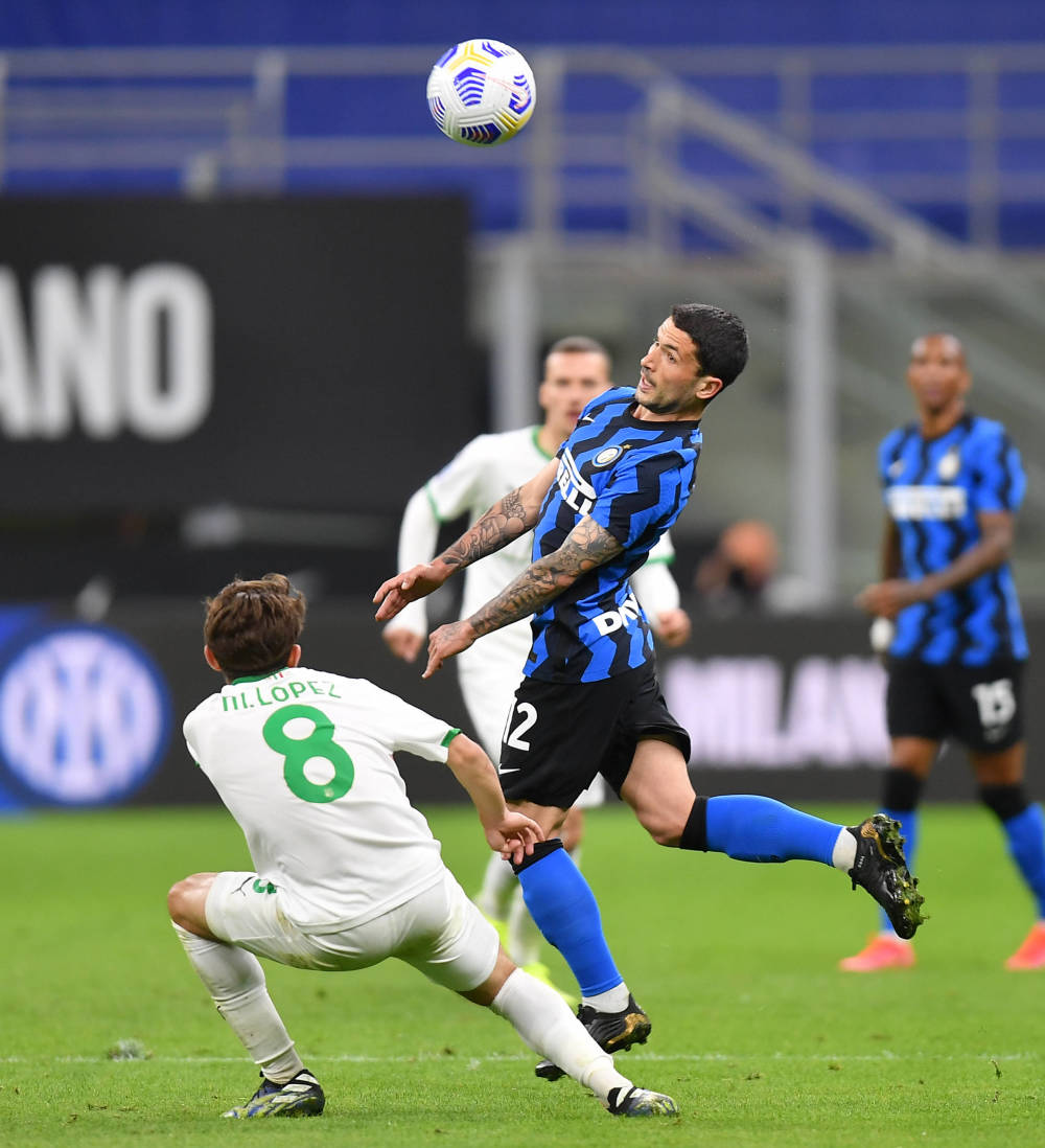 T1引援HLE上单与GEN下路，新赛季阵容引关注（T1补强：HLE上路与GEN下路加盟，新赛季阵容成焦点）