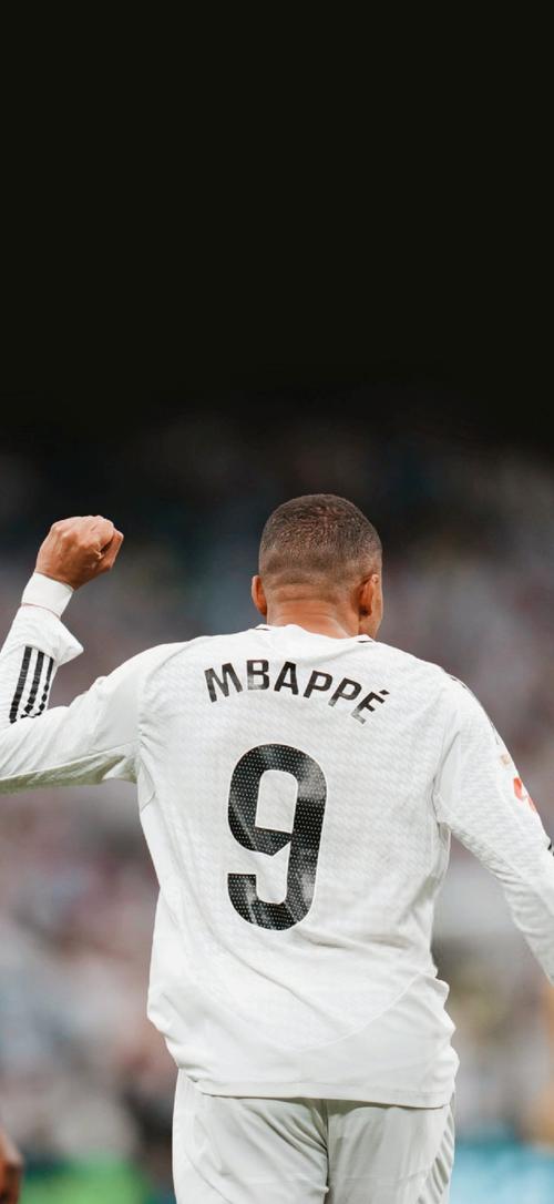 帕斯精彩晃动转身让老大哥劳塔罗滑倒（帕斯炫技转身过人，老大哥劳塔罗被晃倒）