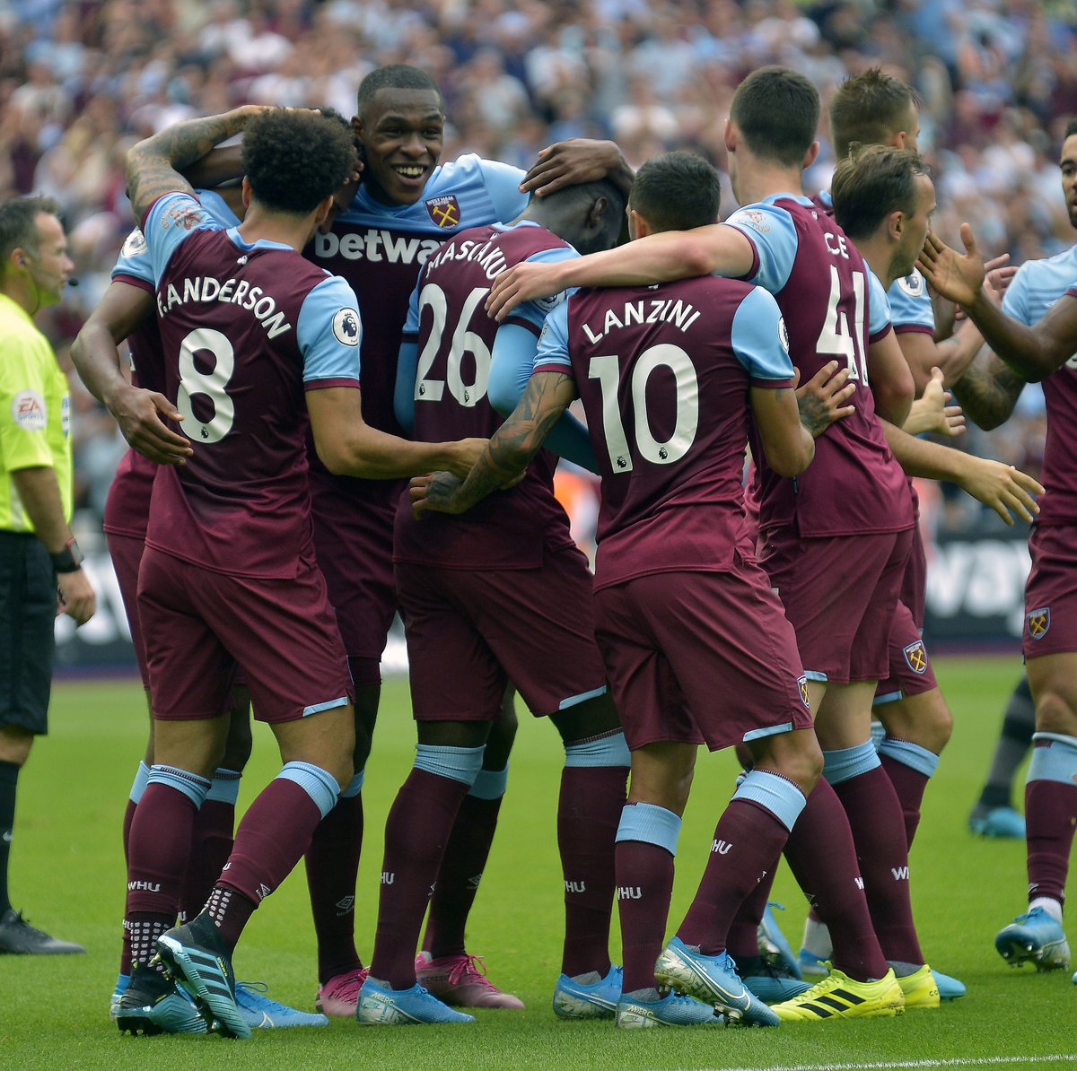 海港亚冠终零封！破2394天魔咒，陈威11次神扑，对手两中门柱（海港亚冠迎来零封，2394天魔咒终解！陈威11次神勇扑救，对手两次击中门柱）