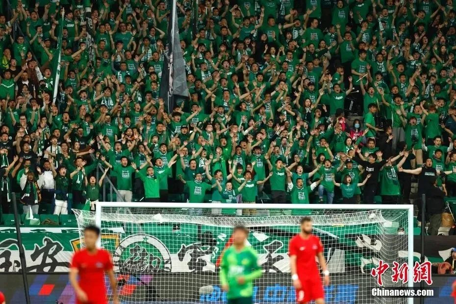 布斯克茨与阿尔巴现身迈阿密网球表演赛，为同胞阿卡助阵（布斯克茨、阿尔巴亮相迈阿密网球表演赛，为同胞阿卡助威）